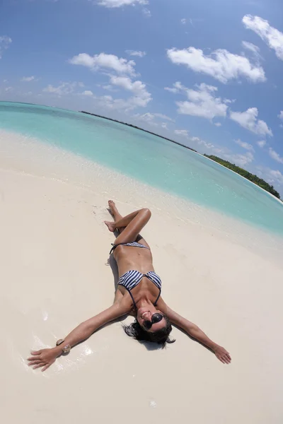 Vrouw op het strand — Stockfoto