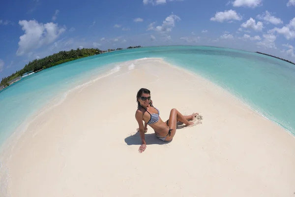 Mulher na praia — Fotografia de Stock