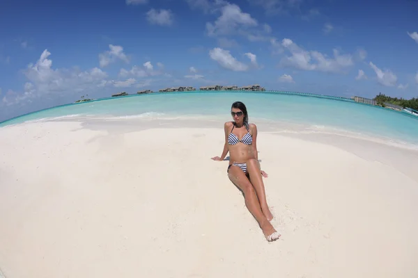 Mulher na praia — Fotografia de Stock