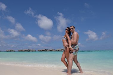 Çiftler kumsalda eğlenir.