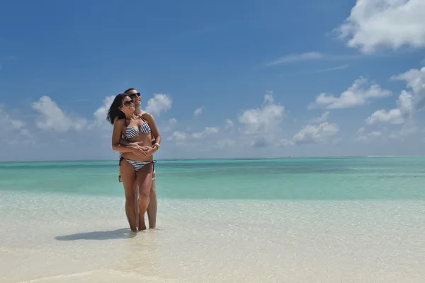 Pareja divertirse en la playa — Foto de Stock