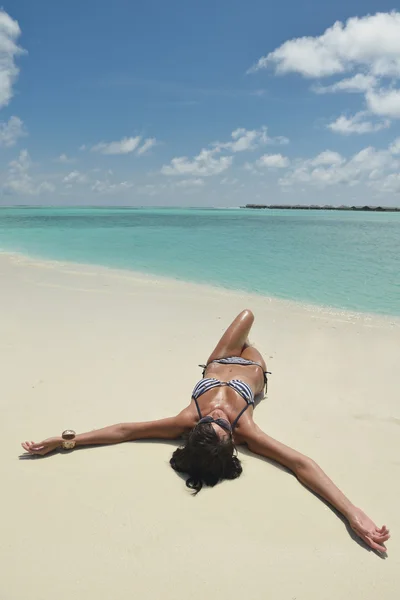 Vrouw op het strand — Stockfoto