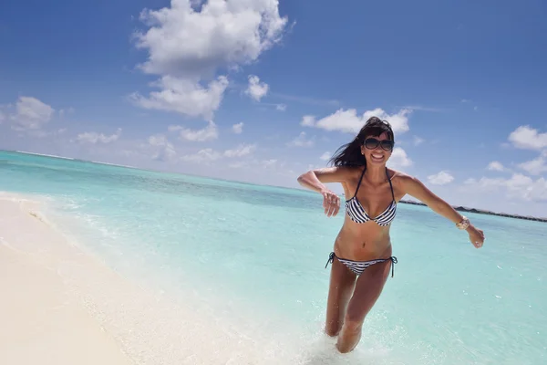 Mooie jonge vrouw op strand plezier hebben en ontspannen — Stockfoto