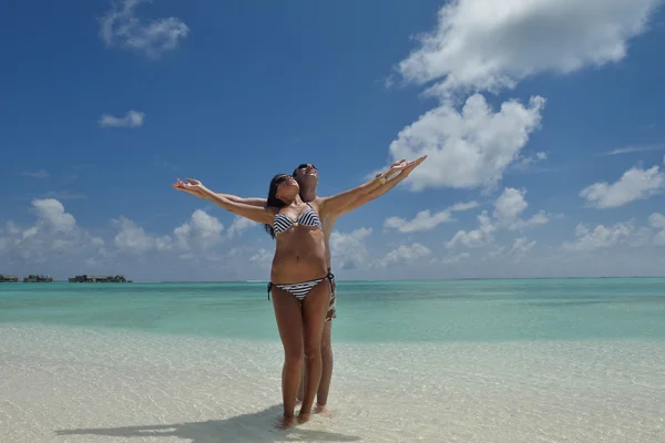 Glada unga par ha kul på stranden — Stockfoto