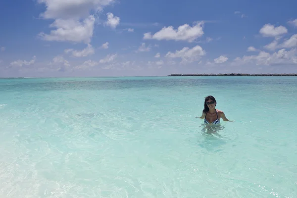 Mooie jonge vrouw op strand plezier hebben en ontspannen — Stockfoto