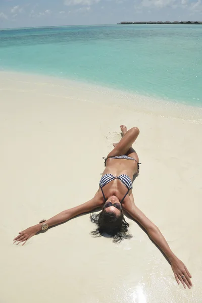 Piękna młoda kobieta na plaży mieć zabawa i relaks — Zdjęcie stockowe