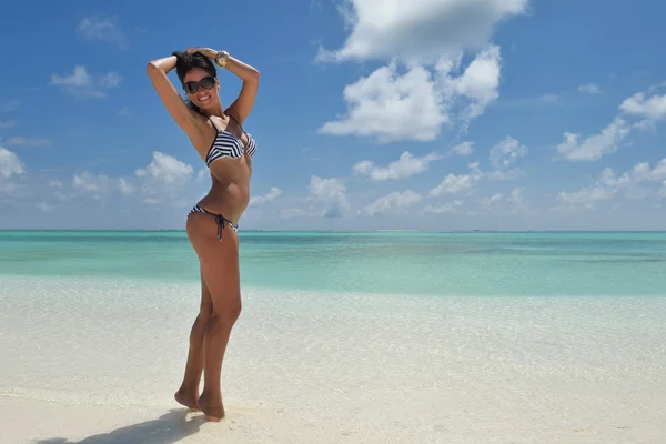 Bella giovane donna sulla spiaggia divertirsi e rilassarsi — Foto Stock