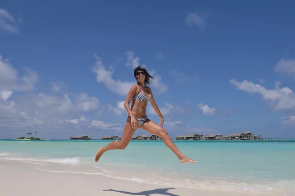 Vacker ung kvinna på stranden, ha kul och koppla av — Stockfoto