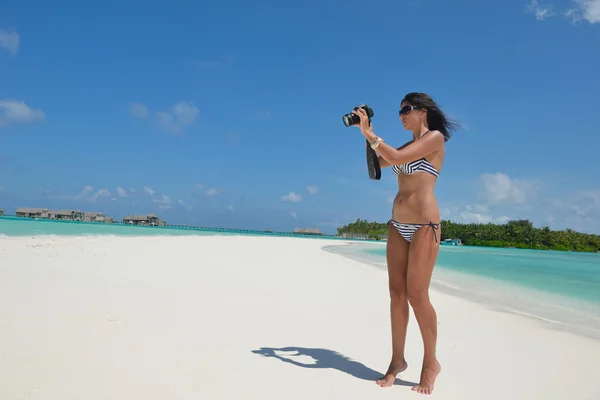 Vacker ung kvinna på stranden, ha kul och koppla av — Stockfoto