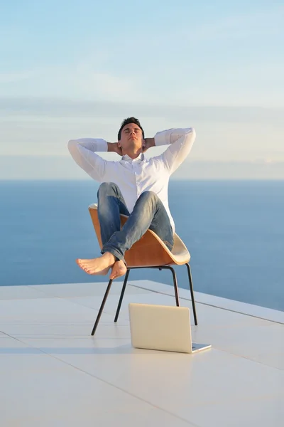 Giovane sul balcone — Foto Stock