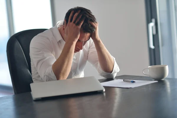 Frustrierter junger Geschäftsmann — Stockfoto