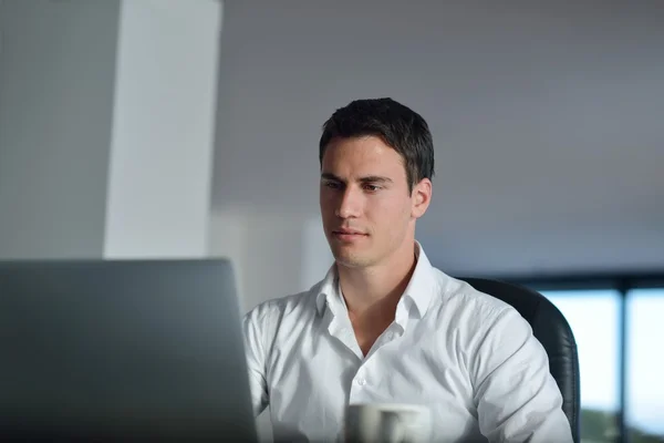 Joven hombre de negocios — Foto de Stock