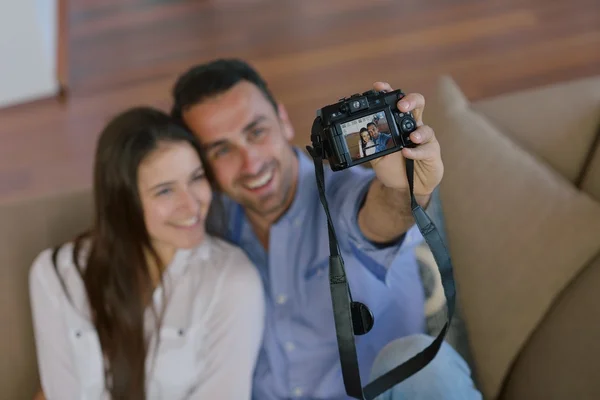 Casal brincando com câmera digital — Fotografia de Stock