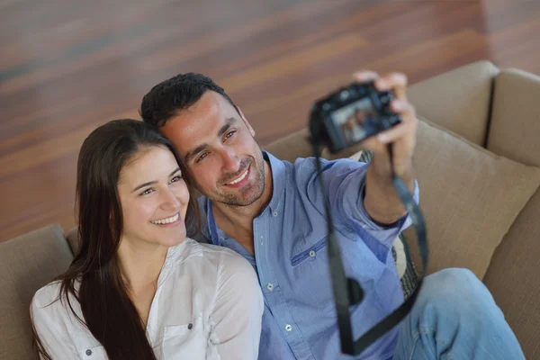 Casal brincando com câmera digital — Fotografia de Stock