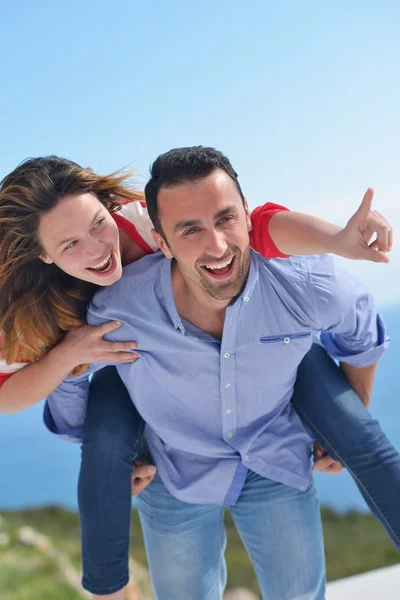 Happy couple piggyback ride — Stock Photo, Image