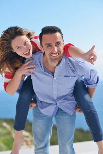 Gelukkige paar meeliften rit — Stockfoto