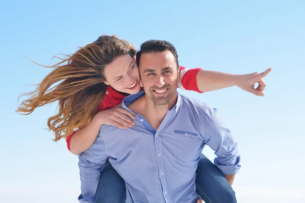 Glückliches junges romantisches Paar — Stockfoto