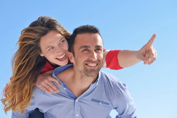 Glückliches junges romantisches Paar — Stockfoto