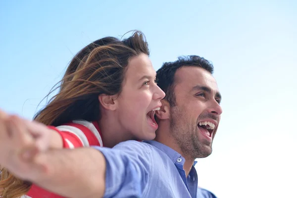 Glückliches junges romantisches Paar — Stockfoto