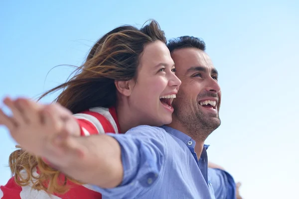 Feliz joven pareja romántica — Foto de Stock