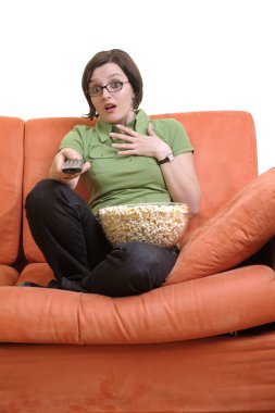 tv izlerken patlamış mısır kadınla