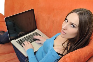 Dizüstü bilgisayar kullanan bir kadın