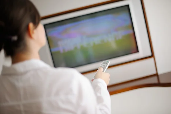 Woman watching tv — Stock Photo, Image