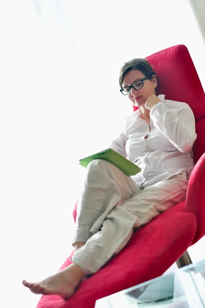 Žena používající tablet PC doma — Stock fotografie