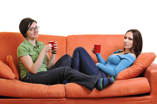 Duas jovens mulheres com xícara de café conversando — Fotografia de Stock