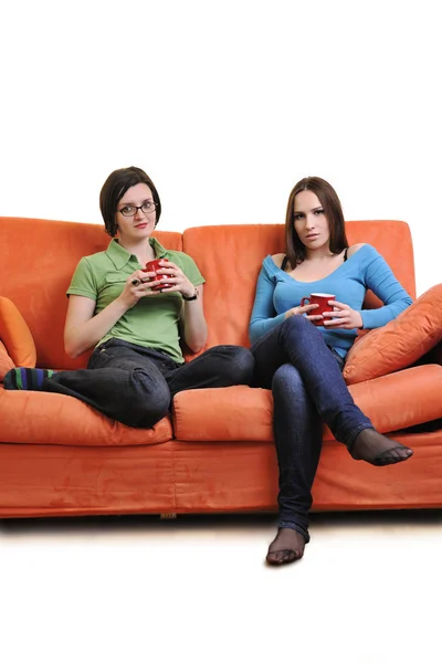 Deux jeunes femmes avec une tasse de café parler — Photo