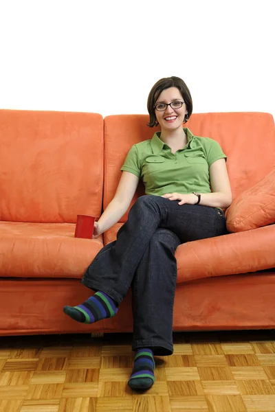 Mujer con palomitas viendo tv —  Fotos de Stock