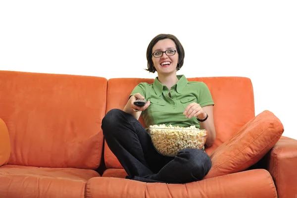 Mulher com pipocas assistindo tv — Fotografia de Stock