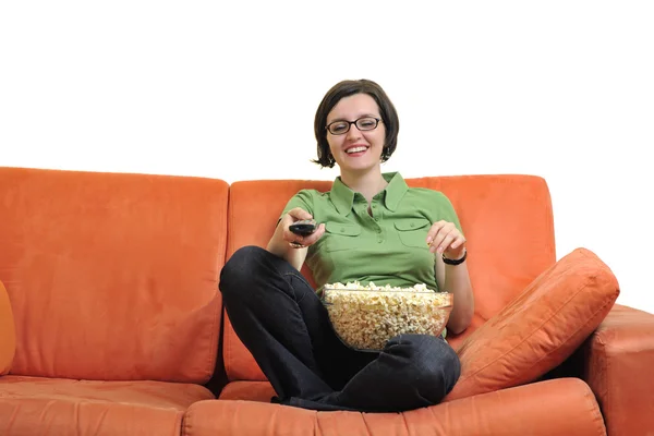 Mulher com pipocas assistindo tv — Fotografia de Stock