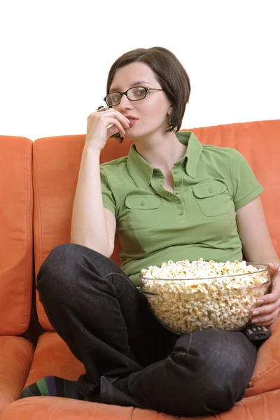 Mulher com pipocas assistindo tv — Fotografia de Stock