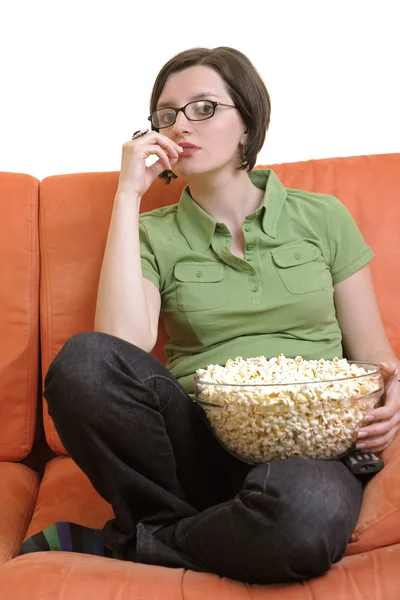 Женщина с попкорном смотрит телевизор — стоковое фото
