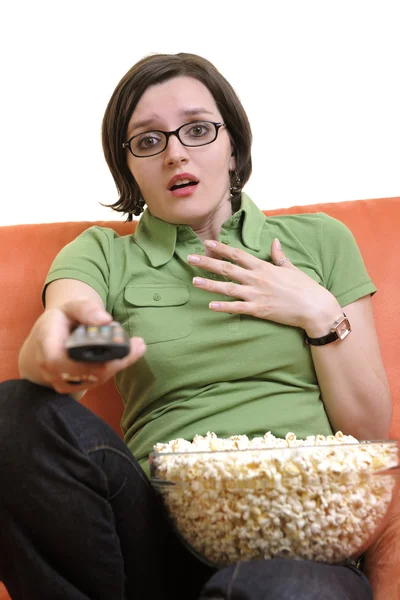 Donna con popcorn guardando la tv — Foto Stock