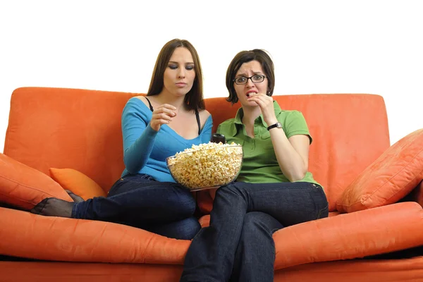 Vänner äta popcorn och tittar på tv — Stockfoto