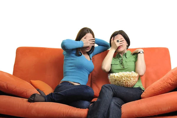 Amigos comiendo palomitas de maíz y viendo televisión —  Fotos de Stock