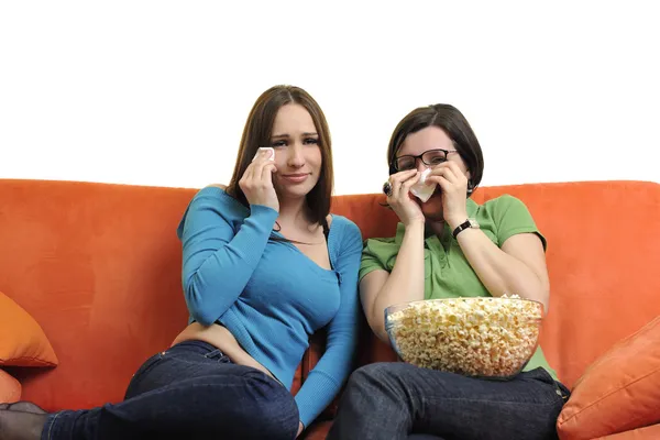 Amigos comiendo palomitas de maíz y viendo televisión — Foto de Stock