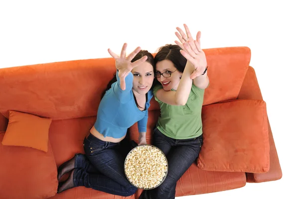 Vänner äta popcorn och tittar på tv — Stockfoto