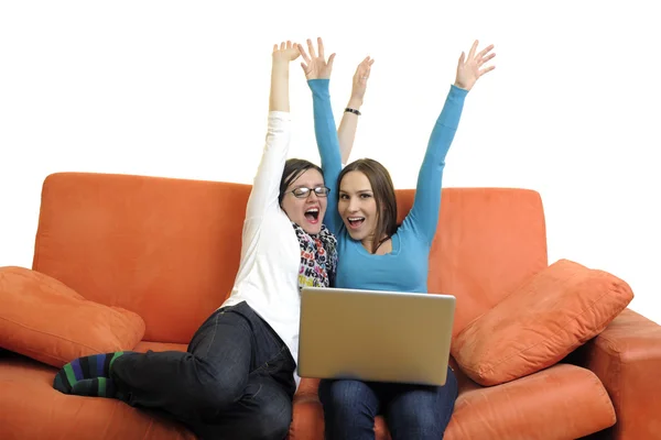 Amigos do sexo feminino trabalhando no computador portátil — Fotografia de Stock
