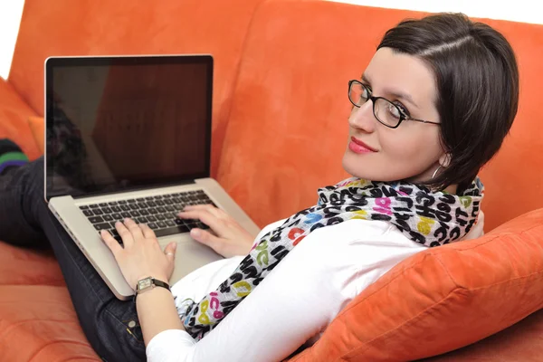 Woman using a laptop computer — Stock Photo, Image