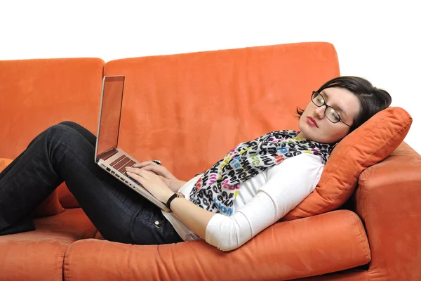 Mulher usando um computador portátil — Fotografia de Stock