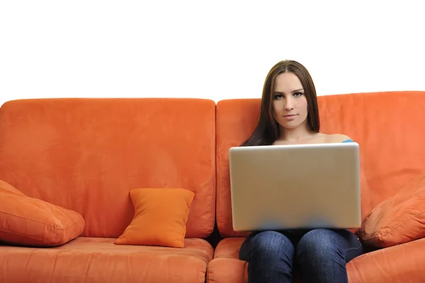 Mulher usando um computador portátil — Fotografia de Stock