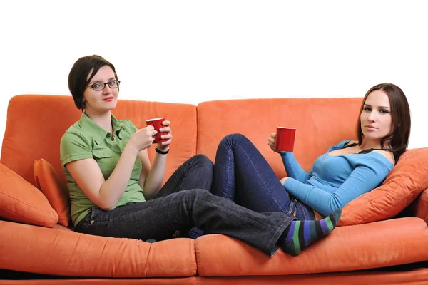 Twee jonge vrouwen met een kopje koffie praten Stockfoto