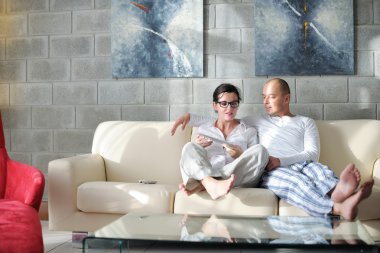 Çift evde tablet bilgisayar kullanma