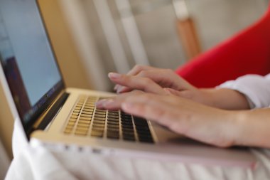 Dizüstü bilgisayar kullanan bir kadın