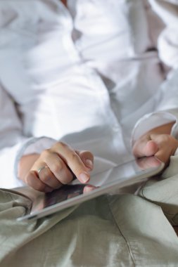 Tablet kullanan kadın