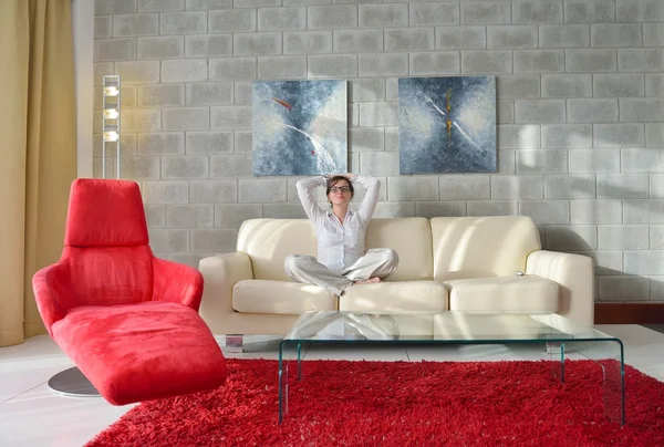 Mujer relajarse en casa —  Fotos de Stock