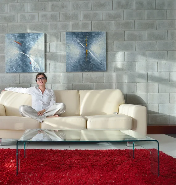 Žena relaxovat doma — Stock fotografie